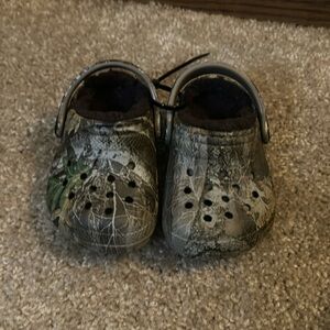 Toddler Crocs — Camo — 4C — fleece/fuzzy lining